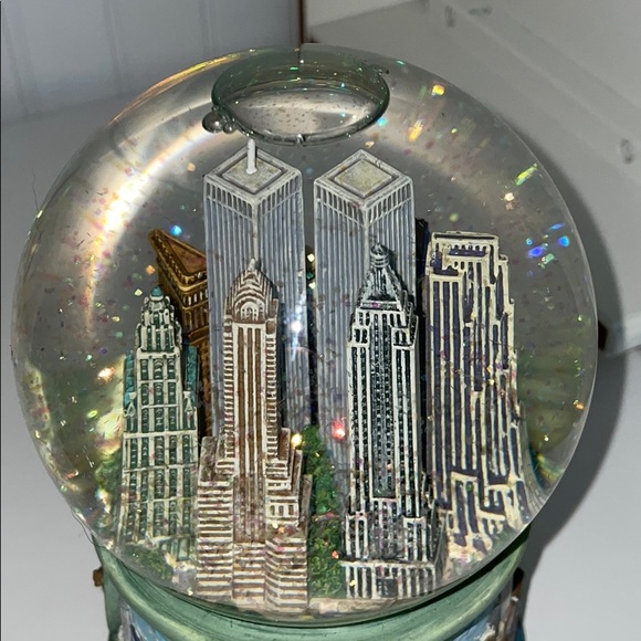 Musical New York Snow Globe - Picture 2 of 6